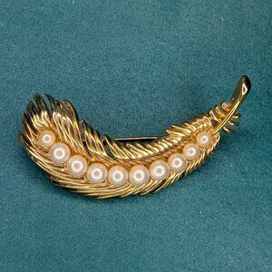 Sophisticated Vintage 1960s Crown Trifari Gold Tone Feather Brooch Pin